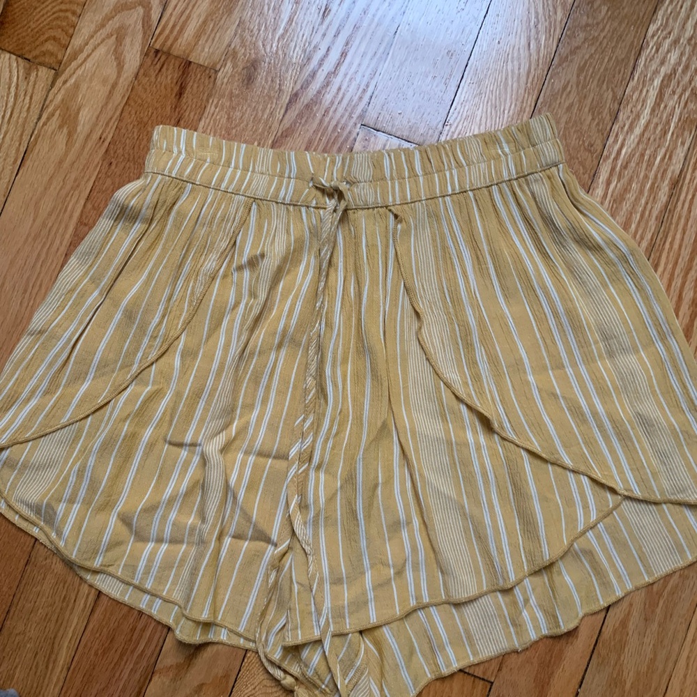 American Eagle Outfitters High Waist Yellow and White Shorts